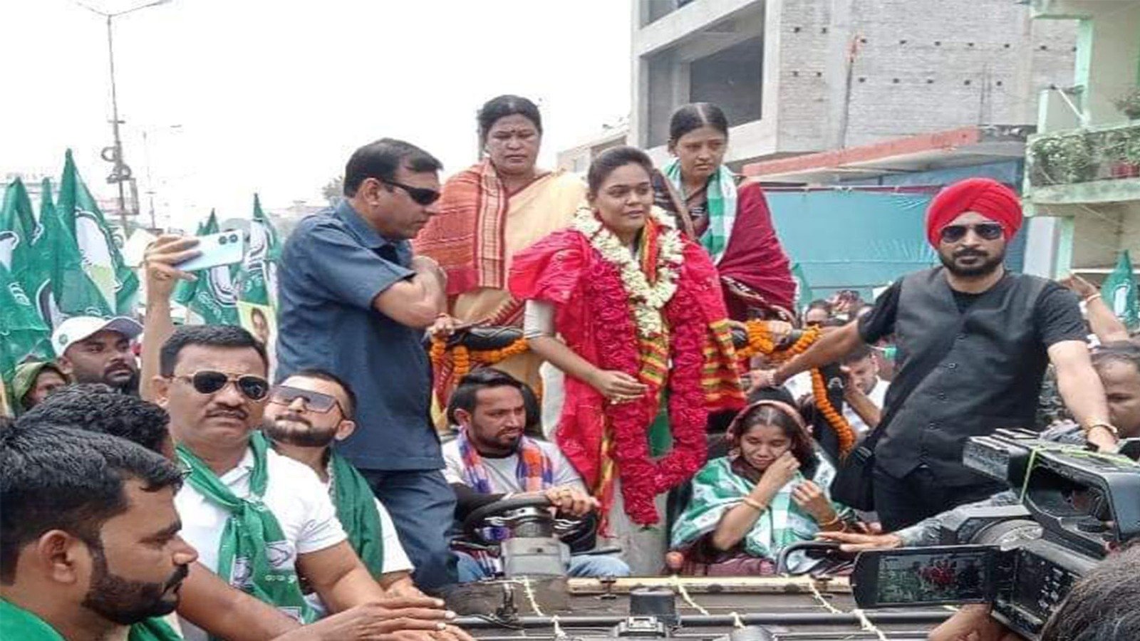 ବିରାଟ ପଟୁଆରରେ ପ୍ରାର୍ଥୀପତ୍ର ଦାଖଲ କଲେ ଦୀପାଳି