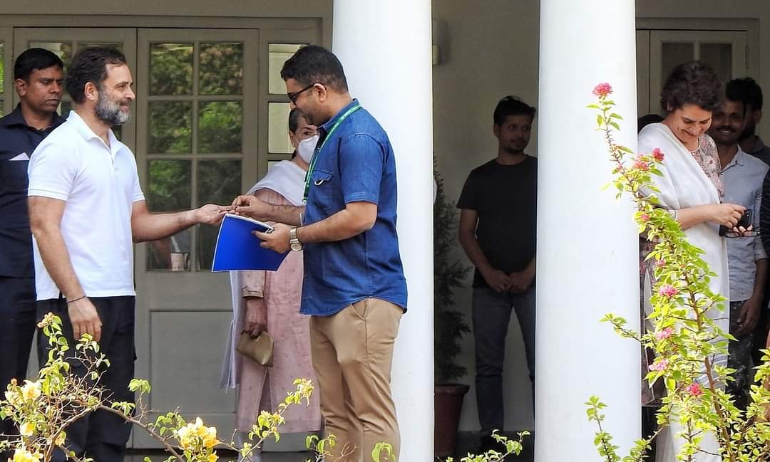 ମା’ଙ୍କ ସହ ଘର ଛାଡ଼ିଲେ ରାହୁଲ