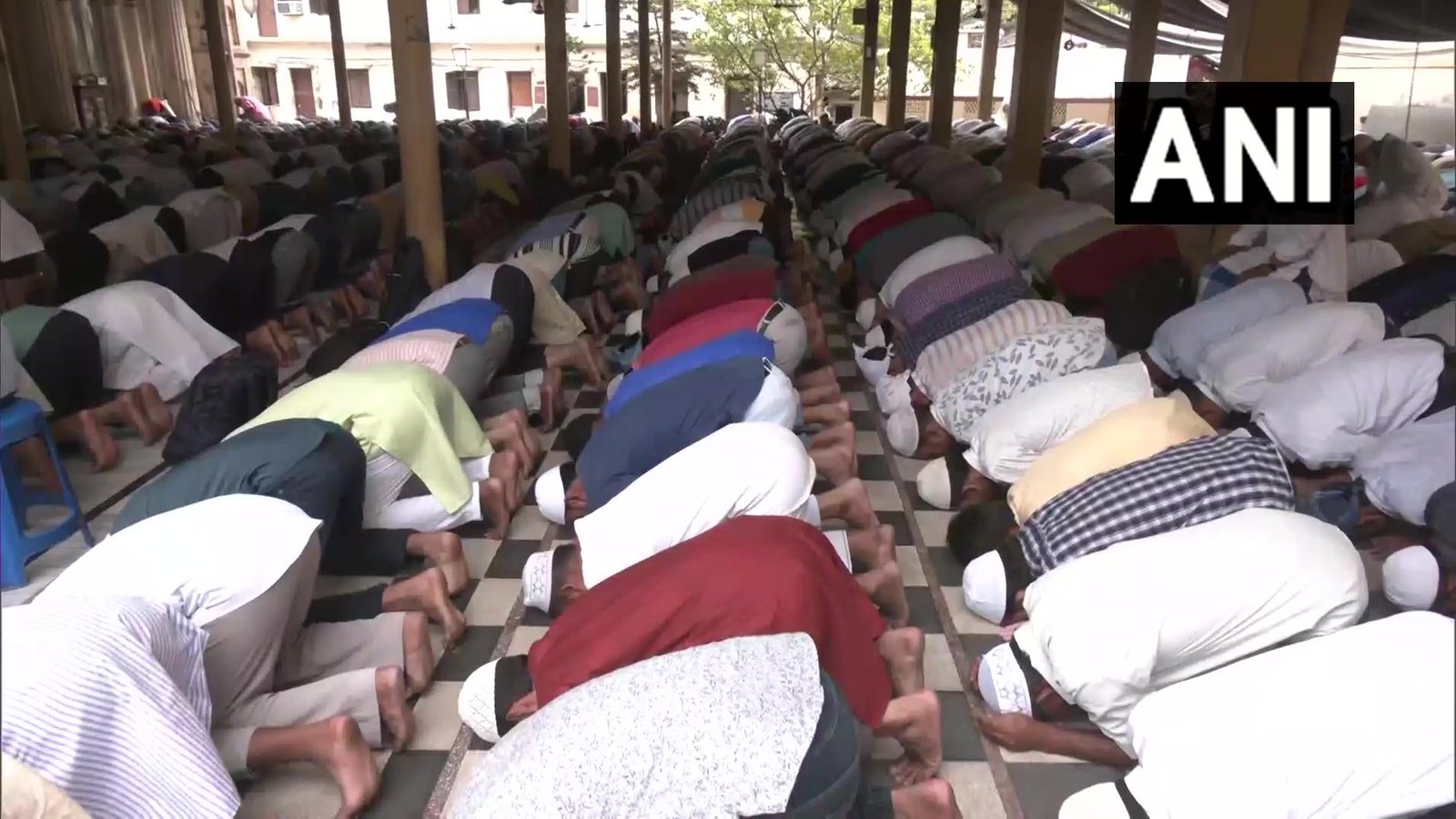 ରମଜାନ ମାସର ଶେଷ ଶୁକ୍ରବାର ପାଇଁ ମସଜିଦରେ ଭିଡ