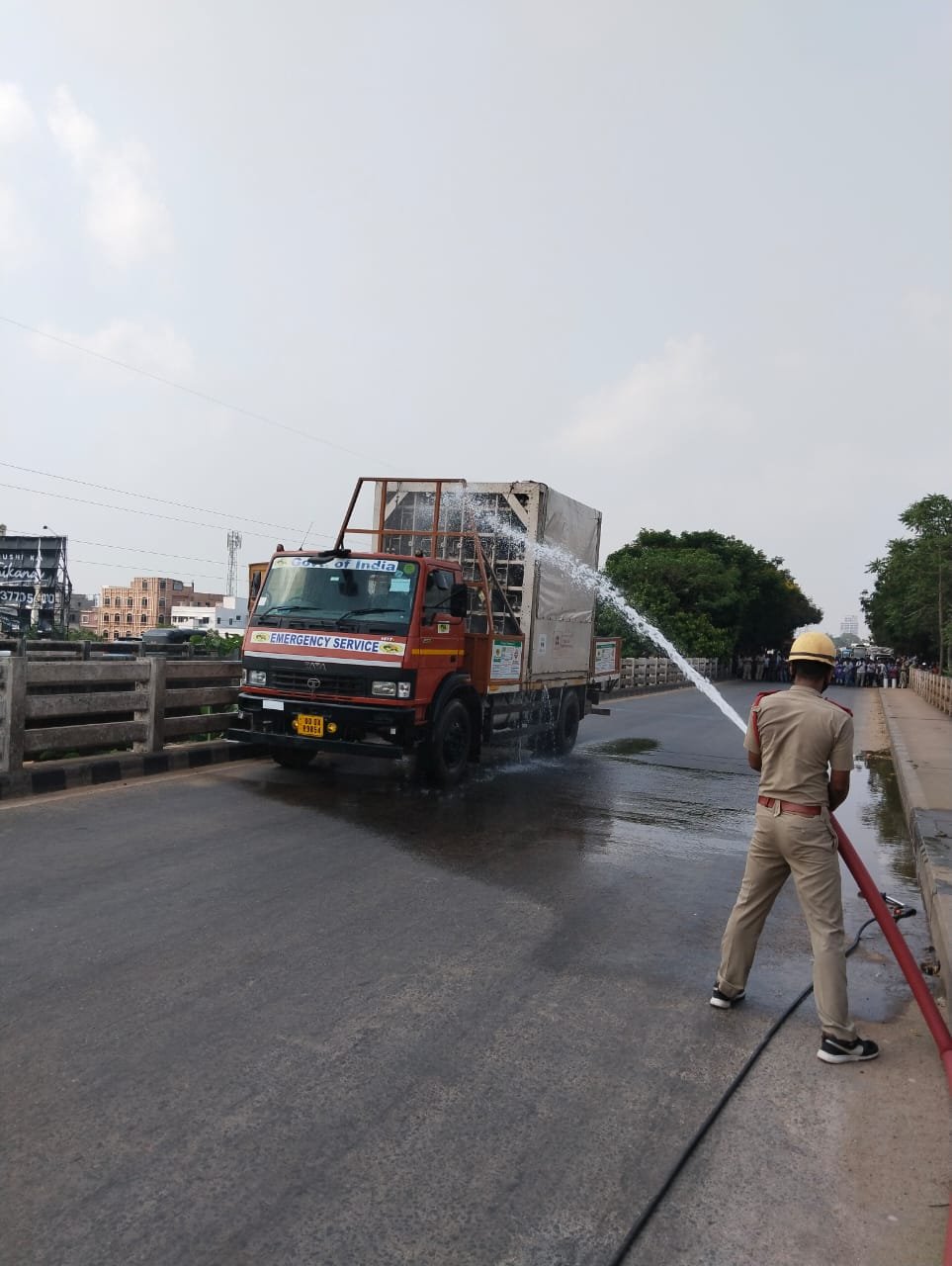 ଭୁବନେଶ୍ୱର: ରାସ୍ତା ମଝିରେ ଅଘଟଣ, CNG ଟ୍ୟାଙ୍କରରୁ ଗ୍ୟାସ୍ ଲିକ୍