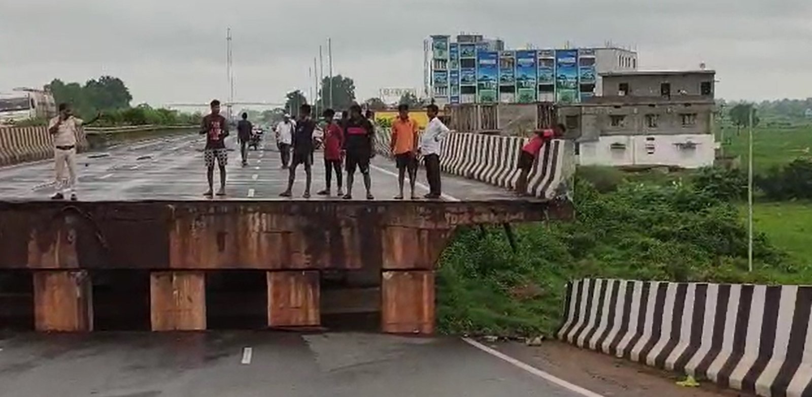 ଭୁଶୁଡିଲା ପୋଲ,ଯାତାୟତ ବାଧାପ୍ରାପ୍ତ