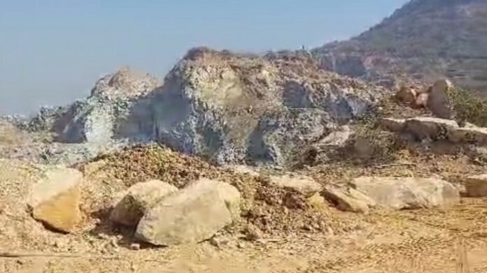 ପଥର ଖାଦାନରେ ବ୍ଲାଷ୍ଟିଂ,ତଳେ ଛଟପଟ ଶ୍ରମିକ