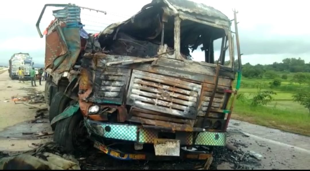 ଟ୍ରକ ପଛ ରେ ପିଟିଲା ଟ୍ରକ