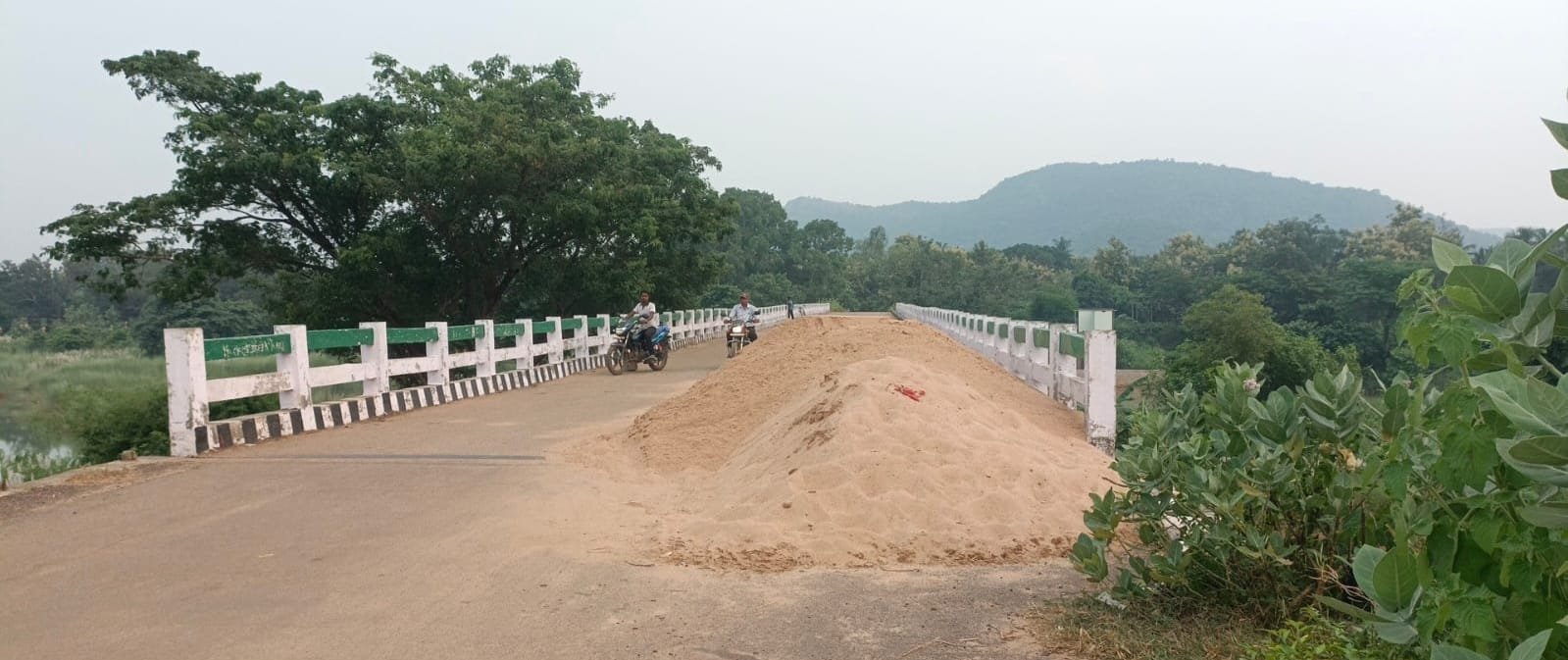 ବାଲି ମାଫିଆଙ୍କ କବଜାରେ ନୟାଗଡ଼ ପୂର୍ତ୍ତ ବିଭାଗ ରାସ୍ତା, ନିଦାବିଷ୍ଣୁ ସାଜିଛନ୍ତି ପୁଲିସ,ପ୍ରଶାସନ