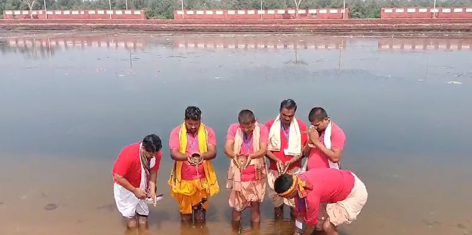 ସ୍ବେଚ୍ଛାସେବୀ ସଂଗଠନ ଦ୍ୱାରା ଚନ୍ଦ୍ରଭାଗା ଓ ମୋହଦାଧିରେ ସମୂହ ତିଳତର୍ପଣ