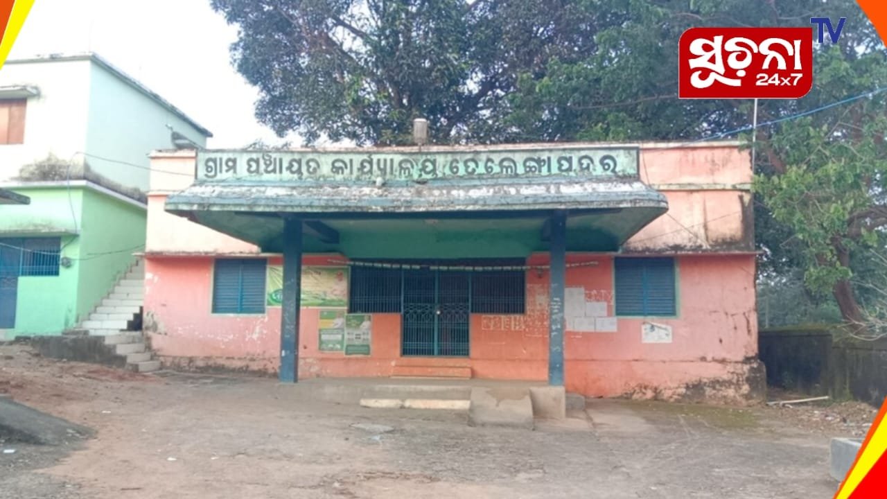 ପ୍ରଶାସନ ନ ଶୁଣିବାରୁ ନିଜେ କାଠପୋଲ ତିଆରି କଲେ ଗ୍ରାମବାସୀ