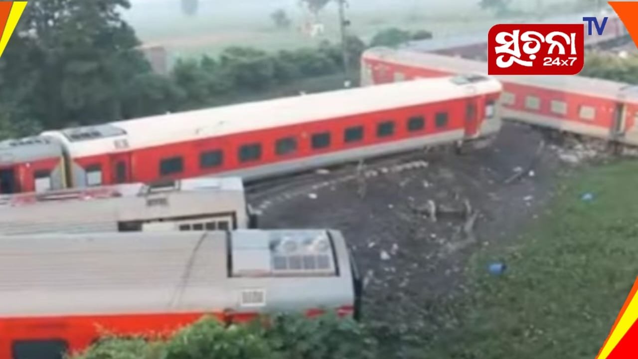 ନର୍ଥ ଇଷ୍ଟ୍‌ ଏକ୍ସପ୍ରେସ୍‌ ଲାଇନଚ୍ୟୁତ: ୪ ମୃତ, ଶତାଧିକ ଆହତ