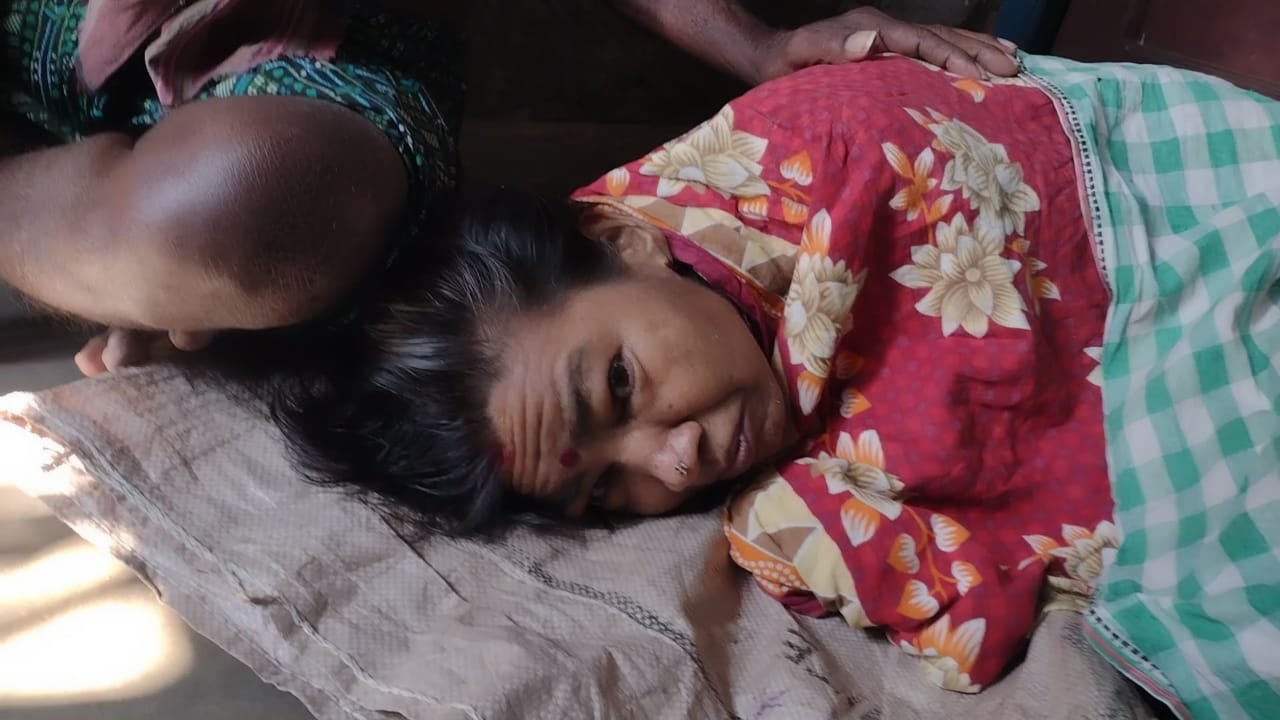 ପକ୍ଷାଘାତ ଦମ୍ପତିଙ୍କୁ ସହାୟତାର ହାତ ବଢାଇଲେ ଆପ ନେତା