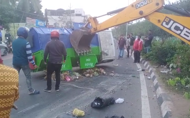 ସୈନିକ ସ୍କୁଲ ପାଖରେ ଭାରସାମ୍ୟ ହରାଇ ଓଲଟିଲା BMCର ଅଳିଆ ବୋଝେଇ ସଫେଇ ଗାଡି