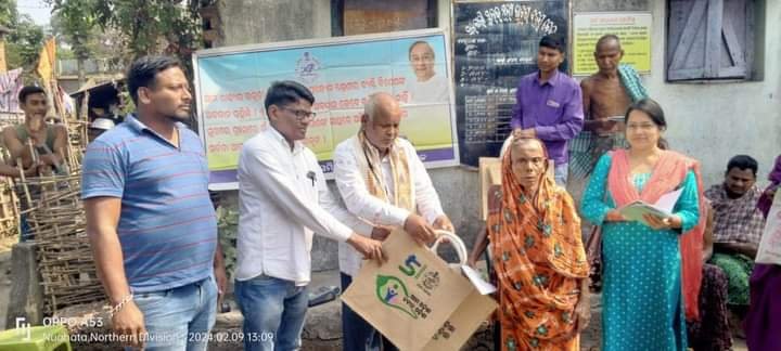 ନୂଆହତା ଗ୍ରାମରେ ଖାଦ୍ୟ ସୁରକ୍ଷା ହିତାଧିକାରୀ ପରିବାରକୁ ଝୋଟ ତିଆରି ବ୍ୟାଗ ବଣ୍ଟନ