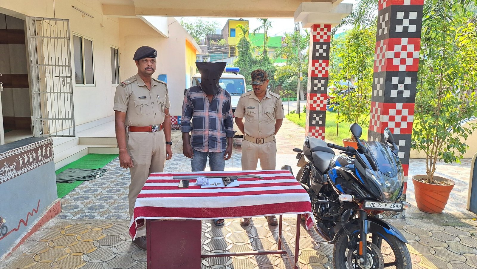 ନାଇଟ୍ ପାଟ୍ରୋଲିଂ ବେଳେ ଧରାପଡିଲା ଅପରାଧୀ