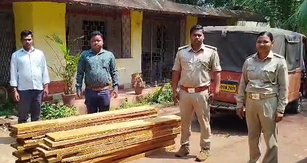 ଚୋରା କାଠ ବୋଝେଇ ଗାଡି ଜବତ