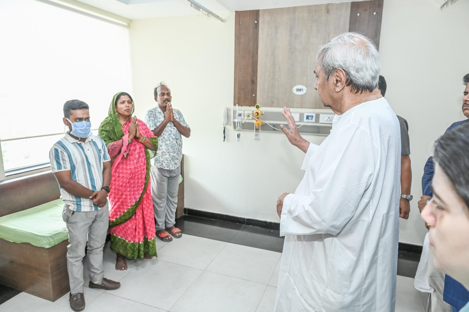 ନରେନ୍ଦ୍ର ପୁଷ୍କରିଣୀ ବାଣ ବିସ୍ଫୋରଣ ଘଟଣା: ସମ ଅଲଟିମେଟମରେ ଗୁରୁତରଙ୍କୁ ଭେଟିଲେ ମୁଖ୍ୟମନ୍ତ୍ରୀ