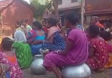 ସରପଞ୍ଚଙ୍କ ଘର ସମ୍ମୁଖରେ ଗରା,ହାଣ୍ଡି ଧରି ଧାରଣାରେ ବସିଲେ ଗ୍ରାମବାସୀ