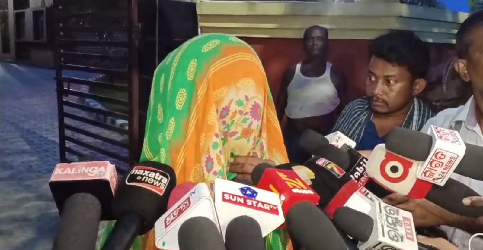 рмЖрмжрм┐рммрм╛рм╕рнА рморм╣рм┐рм│рм╛рмЩрнНрмХрнБ рмЧрмгрмжрнБрм╖рнНрмХрм░рнНрмо, рмдрм┐рмирм┐ рмЬрмгрмЩрнНрмХрнБ рмЧрм┐рм░рмл рмХрм▓рм╛ рмЪрм╛рмирнНрмжрммрм╛рм▓рм┐ рмкрнЛрм▓рм┐рм╕