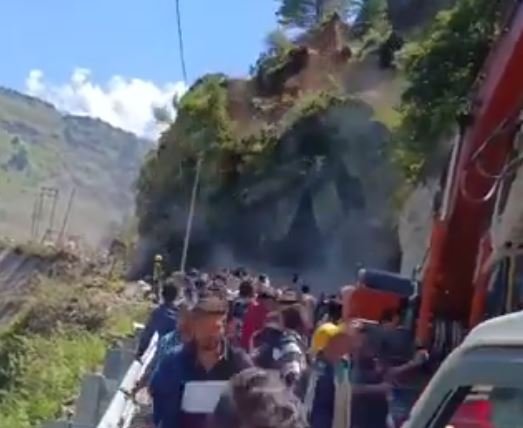 ପାହାଡରୁ ଖସିଲା ବିରାଟକାୟ ଖଣ୍ଡ, ଯାତାୟାତ ଠପ