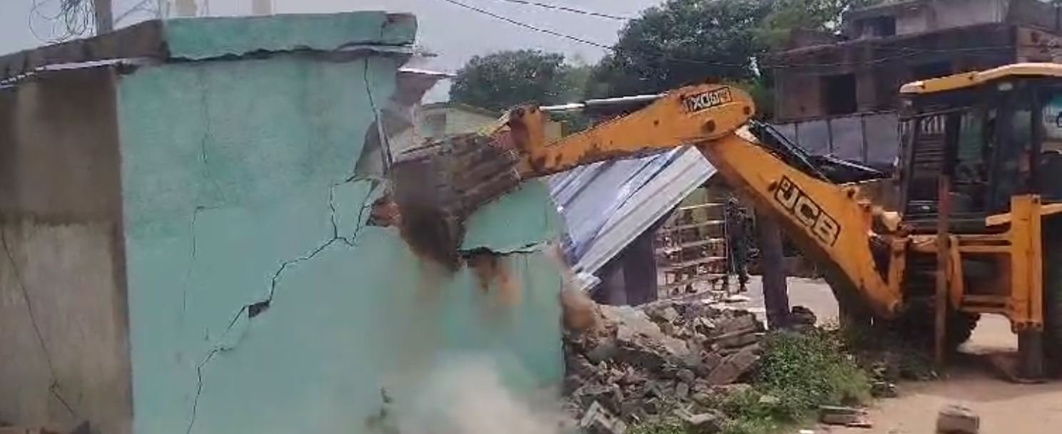 କରଞ୍ଜିଆ ଗ୍ରାମରେ ଜବରଦଖଲ ଉଚ୍ଛେଦ, ଦୋକାନ ଘର ସହ ଭାଙ୍ଗିଲା ପାଚେରୀ