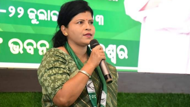 ଔଷଧ ବିକଳରେ ତାଟିଆ କାମୁଡ଼ିଛନ୍ତି ଶର୍ମିଷ୍ଠା ସେଠୀ !