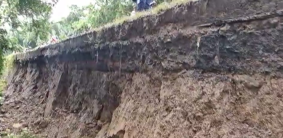 ଲଗାଣ ବର୍ଷାରେ ରାସ୍ତା ତଳୁ ଖସିଲା ମାଟି ଅତଡା