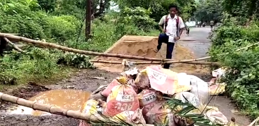 ବର୍ଷା ଯୋଗୁଁ ଧସେଇ ଗଲା ଖାନନଗର ମାଇନର ପୋଲ , କେନ୍ଦ୍ରାପଡ଼ାରୁ କଟକ ଯାତାୟାତ ଠପ୍