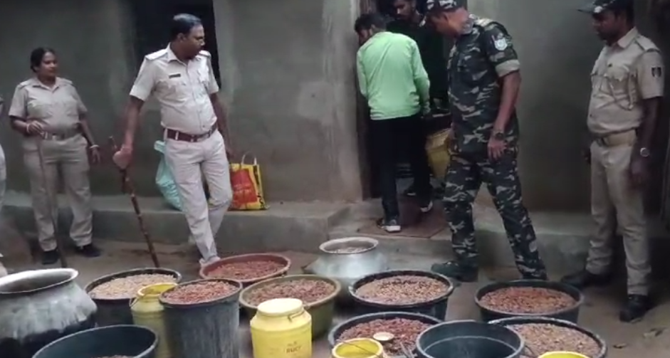 ଝାଡ଼ଖଣ୍ଡ ନିର୍ବାଚନକୁ ଦୃଷ୍ଟିରେ ରଖି ଚମ୍ପୁଆ ସୀମାନ୍ତରେ ଅବକାରୀ ବିଭାଗ ଓ ପୋଲିସର ଚଢାଉ