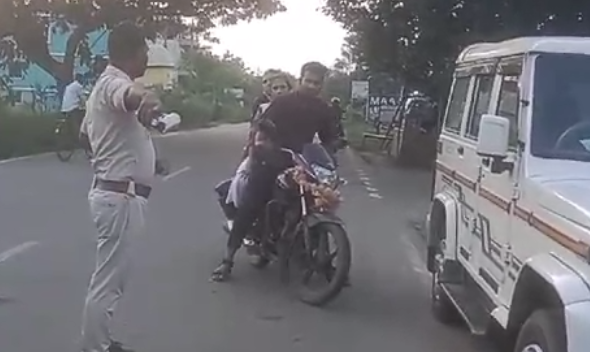 ହେଲମେଟ ନାହିଁ ଚାଲାଣ କାଟ, ଚେକିଙ୍ଗ ସହ ଗାଡି ଯାଞ୍ଚ