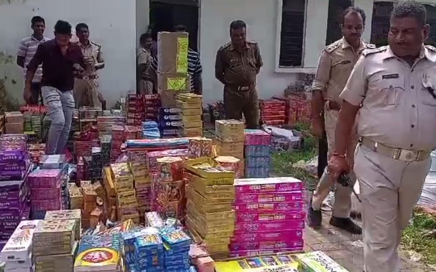 ଚାଲିଥିଲା ବେଆଇନ ବାଣ ବେପାର, ଲକ୍ଷ ଲକ୍ଷ ଟଙ୍କାର ବାଣ ଜବତ ସହ ଦୁଇ ଅଟକ