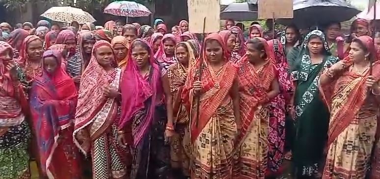 ବେଧଡକ ଚାଲିଛି ଦେଶୀ ମଦ ବିକ୍ରି, ବନ୍ଦ କରିବା ପାଇଁ ଅଣ୍ଟା ଭିଡିଲେ  ଗୋଷ୍ଠୀ ମହିଳା