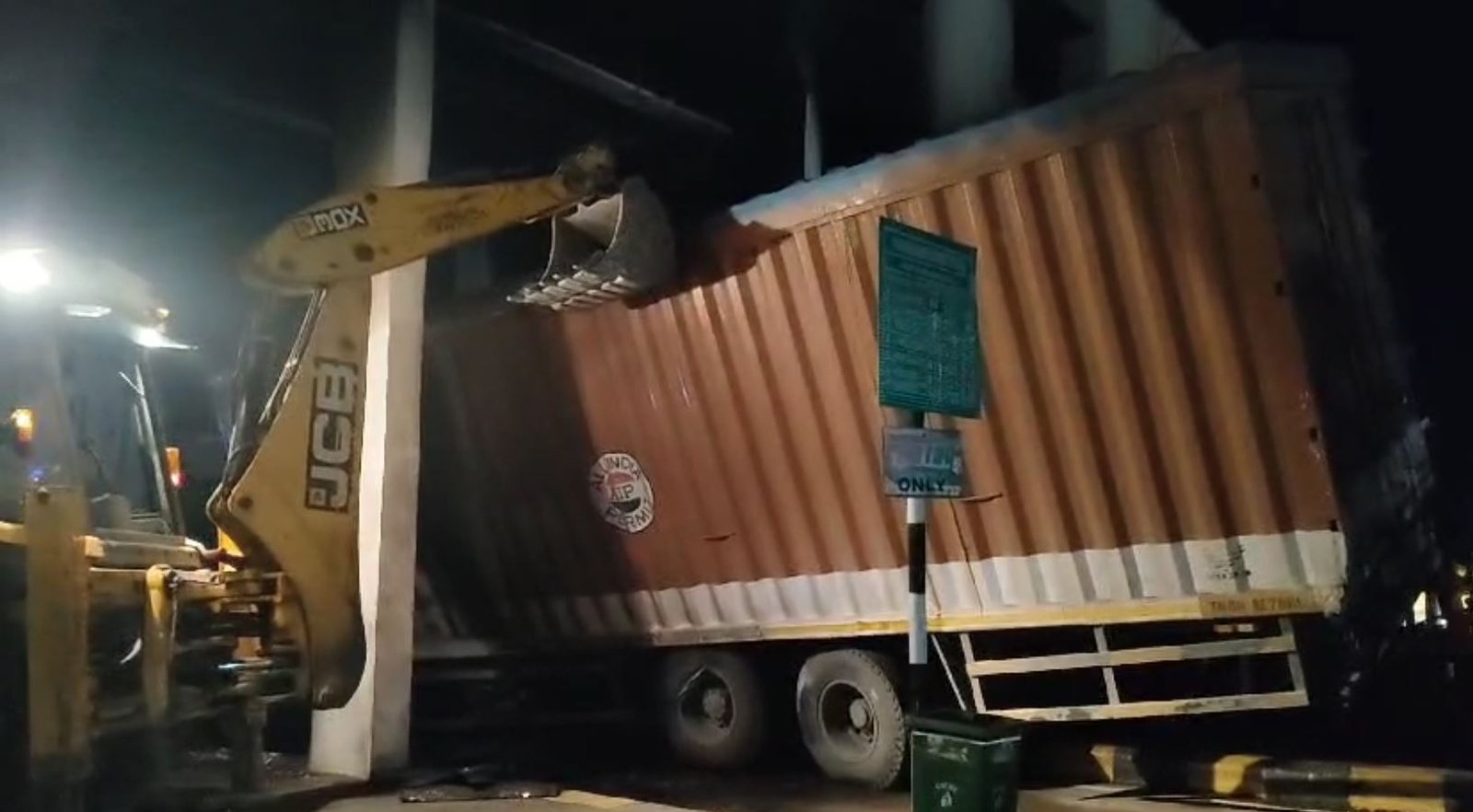 ଜଳେଶ୍ବର ଲକ୍ଷ୍ମଣନାଥ ଟୋଲଗେଟ ନିକଟରେ ମର୍ମନ୍ତୁଦ ଦୁର୍ଘଟଣା, କଣ୍ଟେନର ସହ ଜଳିଗଲା ଡ୍ରାଇଭର