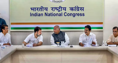 କଂଗ୍ରେସ ସଂଗଠନରେ ହୋଇପାରେ ପରିବର୍ତ୍ତନ! CWC ବୈଠକରେ ରାହୁଲ ଗାନ୍ଧୀ କହିଲେ-ଖଡ଼ଗେଜୀ,ଚାବୁକ …