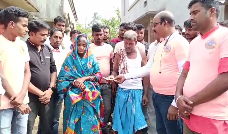 ମୃତ ଦାଦନ ପରିବାରକୁ ସହଯୋଗର ହାତ ବଢ଼ାଇଲେ ସରପଞ୍ଚ
