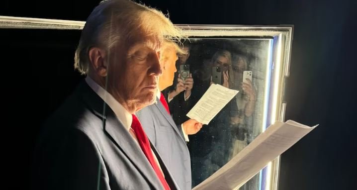 ଆମେରିକାର ନିର୍ବାଚନ ପରେ କମଲା ହାରିସ୍ ହୋଇଗଲେ ‘କାଙ୍ଗାଳ’! ନିଜକୁ ଅସୁବିଧାରୁ ମୁକୁଳିବା ପାଇଁ ଟ୍ରମ୍ପ କାଢ଼ିଲେ ଏହି ସୂତ୍ର