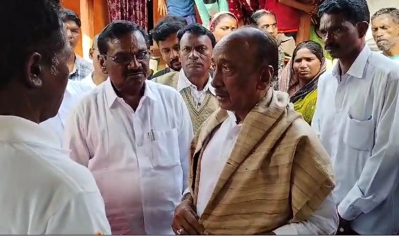 ଆମ୍ବ ଟାକୁଆ ଘଟଣା: ମାଣ୍ଡିପଙ୍କା ଗ୍ରାମରେ ସୁଅ ଛୁଟୁଛି ନେତାଙ୍କର