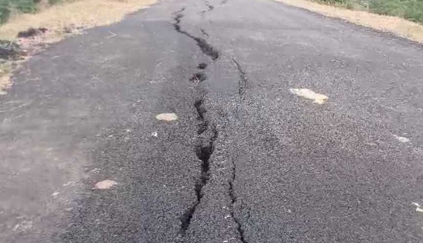 ବର୍ଷେ ବି ଯାଇନି ମଝି ରାସ୍ତା ଫାଟି ଆଁ, ପିଚୁ ଗିଳିଗଲେ କଣ୍ଟ୍ରାକ୍ଟର