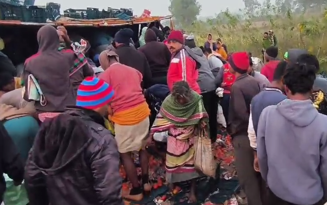 ଓଲଟିଲା ବିଲାତି ଟ୍ରକ,ମାଲାମାଲ ଲୋକେ ଟ୍ରେ ଟ୍ରେ ବିଲାତି…