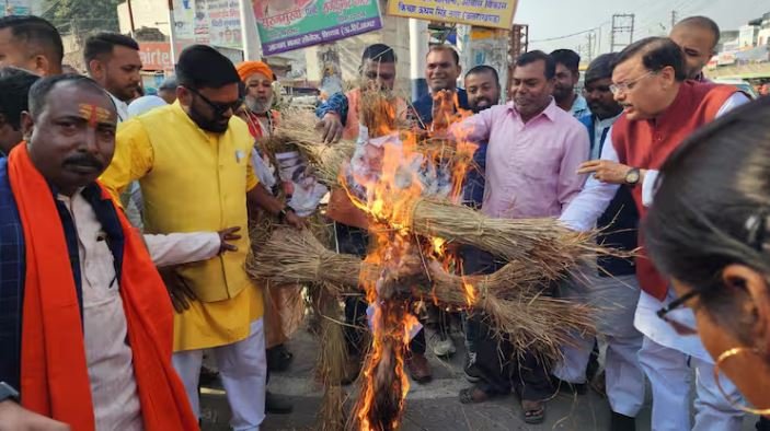 ବାଂଲାଦେଶରେ ହିନ୍ଦୁମାନଙ୍କ ଉପରେ ହେଉଥିବା ଅତ୍ୟାଚାର ବିରୋଧରେ ଉତ୍ତରାଖଣ୍ଡ! ମହମ୍ମଦ ୟୁନୁସଙ୍କ କୁଶ ପୁତ୍ତଳିକା ଦାହ