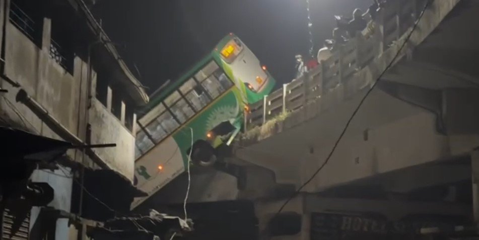 ବ୍ରିଜ୍ରେ ଝୁଲିଲା ‘ଲକ୍ଷ୍ମୀ’ ବସ, ଟଳିଲା ବଡ଼ ଅଘଟଣ