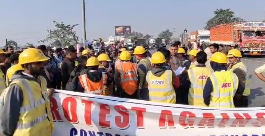 ତିନି ଦଫା ଦାବିରେ ରାଜପଥ ଅବରୋଧ କଲେ ଠିକା ଶ୍ରମିକ