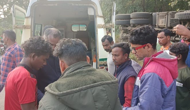 ଓଲଟିଲା ହାଇଓ୍ବା, ଉଦ୍ଧାର କଲେ ସମାଜସେବୀ