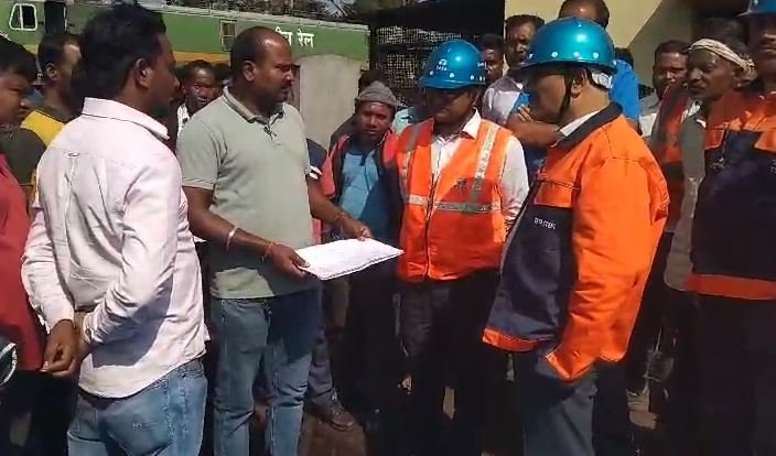 рмЯрм╛рмЯрм╛рм╖рнНрмЯрм┐рм▓рм░рнЗ рмкрнБрмгрм┐ рм╢рнНрм░рморм┐рмХ рмЕрм╢рм╛рмирнНрмдрм┐, рмХрм╛рмо рмармкрнН