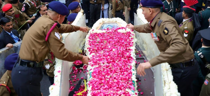 ଅନ୍ତିମ ଯାତ୍ରାରେ ମନମୋହନ ସିଂ … ପୂର୍ବତନ ପ୍ରଧାନମନ୍ତ୍ରୀଙ୍କ ମୃତଦେହ କଂଗ୍ରେସ କାର୍ଯ୍ୟାଳୟରୁ ନିଗମ ବୋଧ ଘାଟକୁ ନିଆଯାଉଛି