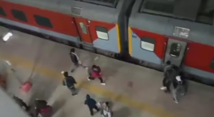 ମହାକୁମ୍ଭକୁ ଯାଉଥିବା ଟ୍ରେନରେ ନାହିଁ ନ ଥିବା ଭିଡ଼, ଉପଦ୍ରଵୀଙ୍କ ପଥର ଫିଙ୍ଗା, କ୍ରୋଧିତ ଯାତ୍ରୀମାନେ ପଥର ଫିଙ୍ଗି ଭାଙ୍ଗିଲେ କାଚ