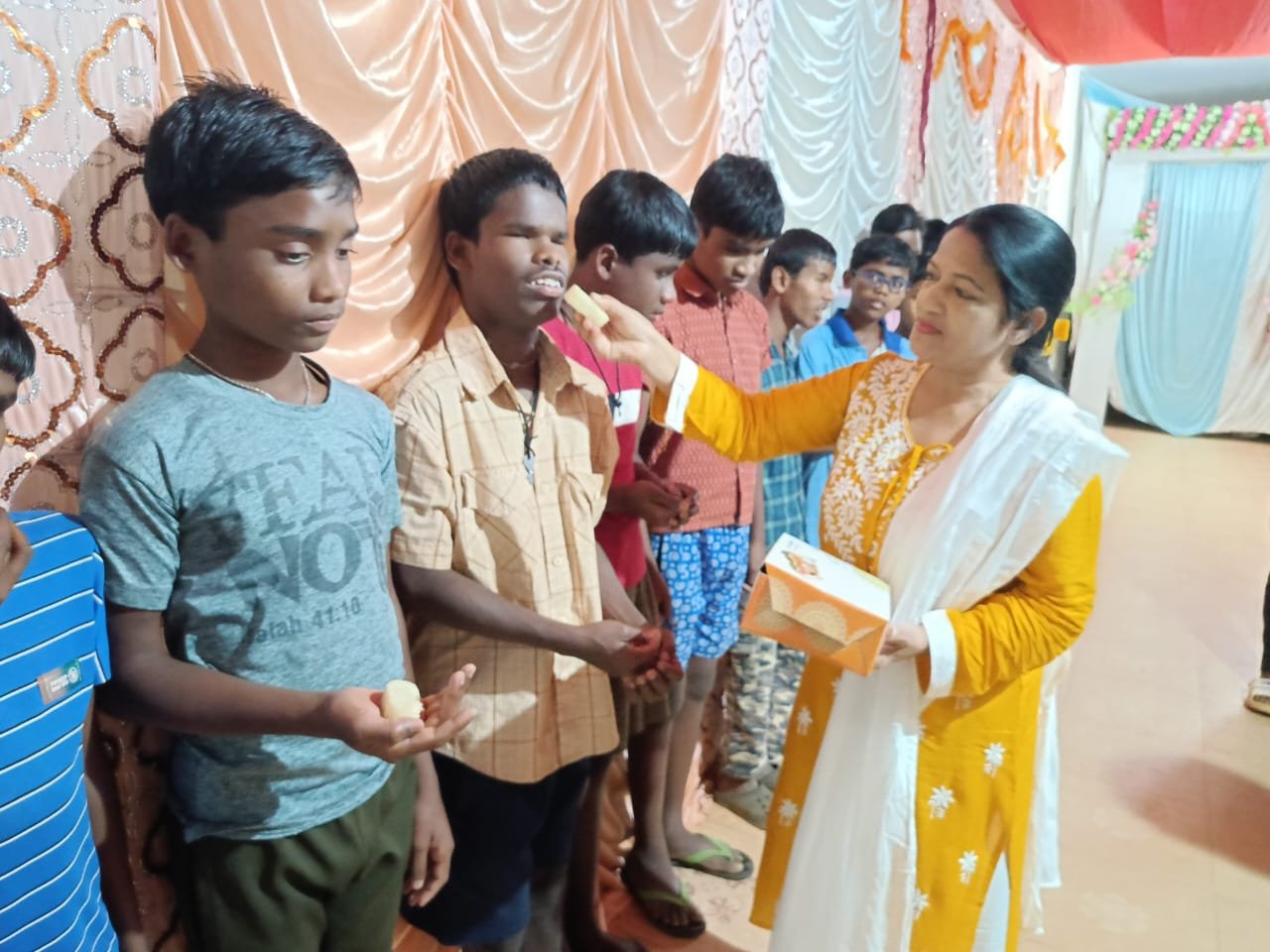 ଦୃଷ୍ଟିବାଧିତ ପିଲାଙ୍କ ସହ ଜନ୍ମଦିନ ପାଳିଲେ ସମାଜସେବୀ