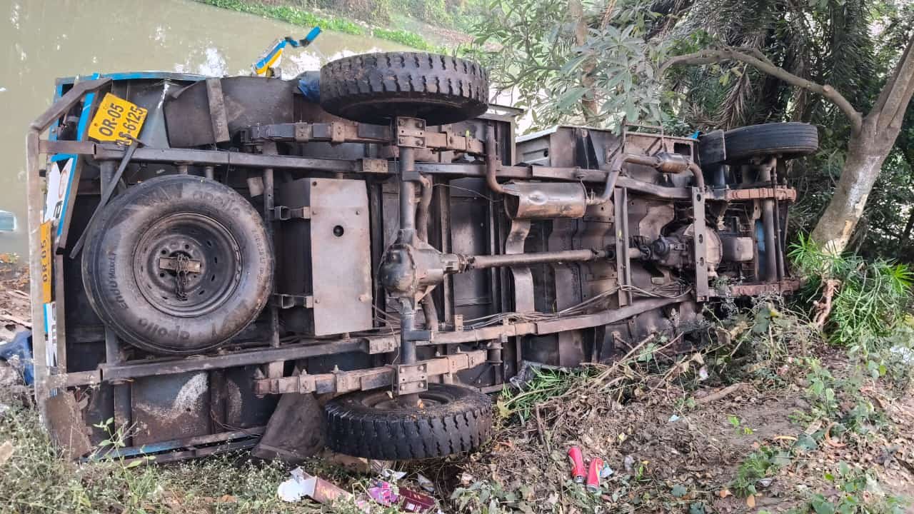 ପାରାଦ୍ଵୀପ ଆସୁଥିବା ବେଳେ ଓଲଟିଲା ମଦ ବୋଝେଇ ଟ୍ରକ