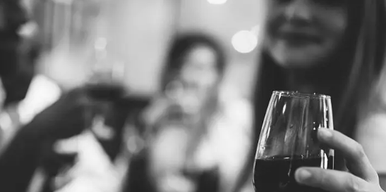 ପୁରୁଷ ନୁହଁ, ମଦ ପିଇବା ପାଇଁ ହାଁ ହାଁ ହେଉଛନ୍ତି ମହିଳା