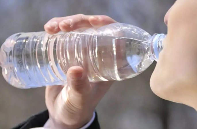 ବୋତଲରେ ପାଣି ପିଉଥିଲେ ସାବଧାନ! ଚାଲିଯାଇପାରେ ଜୀବନ