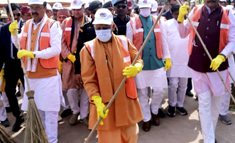 ଘାଟ ସଫା କଲେ ଯୋଗୀ ଆଦିତ୍ୟନାଥ