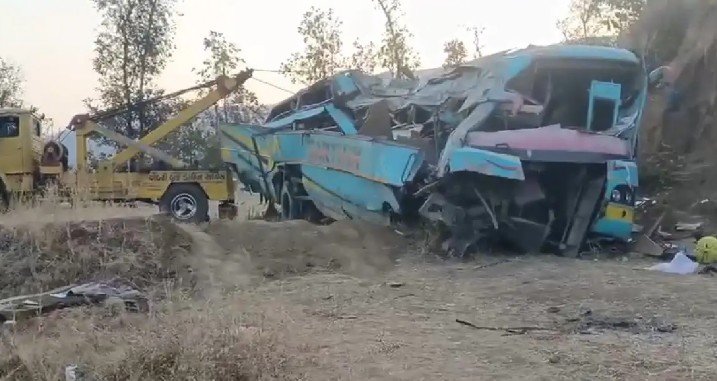 ୨୦୦ ଫୁଟ ଗଭୀର ଖାଇକୁ ଖସିଲା ଲଗଜରୀ ବସ୍, ୭ ଜଣ ଯାତ୍ରୀଙ୍କ ମୃତ୍ୟୁ, ଅନେକ ଆହତ