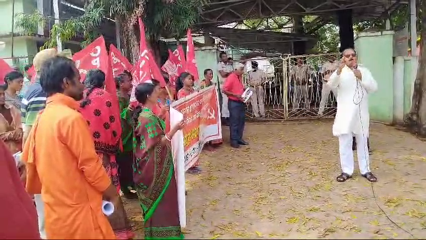 ଚମ୍ପୁଆରେ ସିପିଆଇ ପକ୍ଷରୁ ବଜେଟକୁ ବିରୋଧ କରି ବିକ୍ଷୋଭ