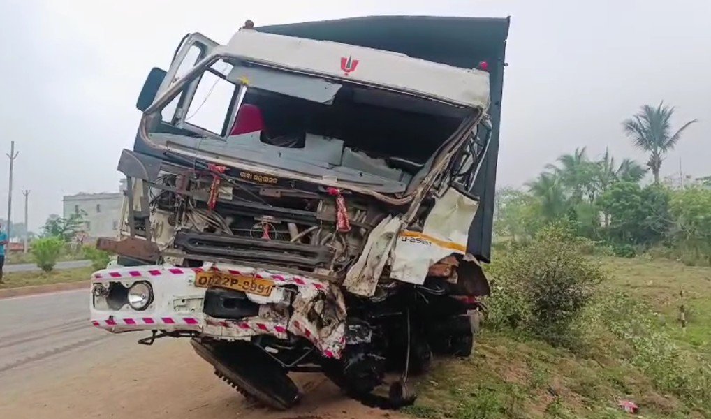 ଟ୍ରଲର – ହାଇୱା ମୁହାଁ ମୁହିଁ ଧକ୍କା